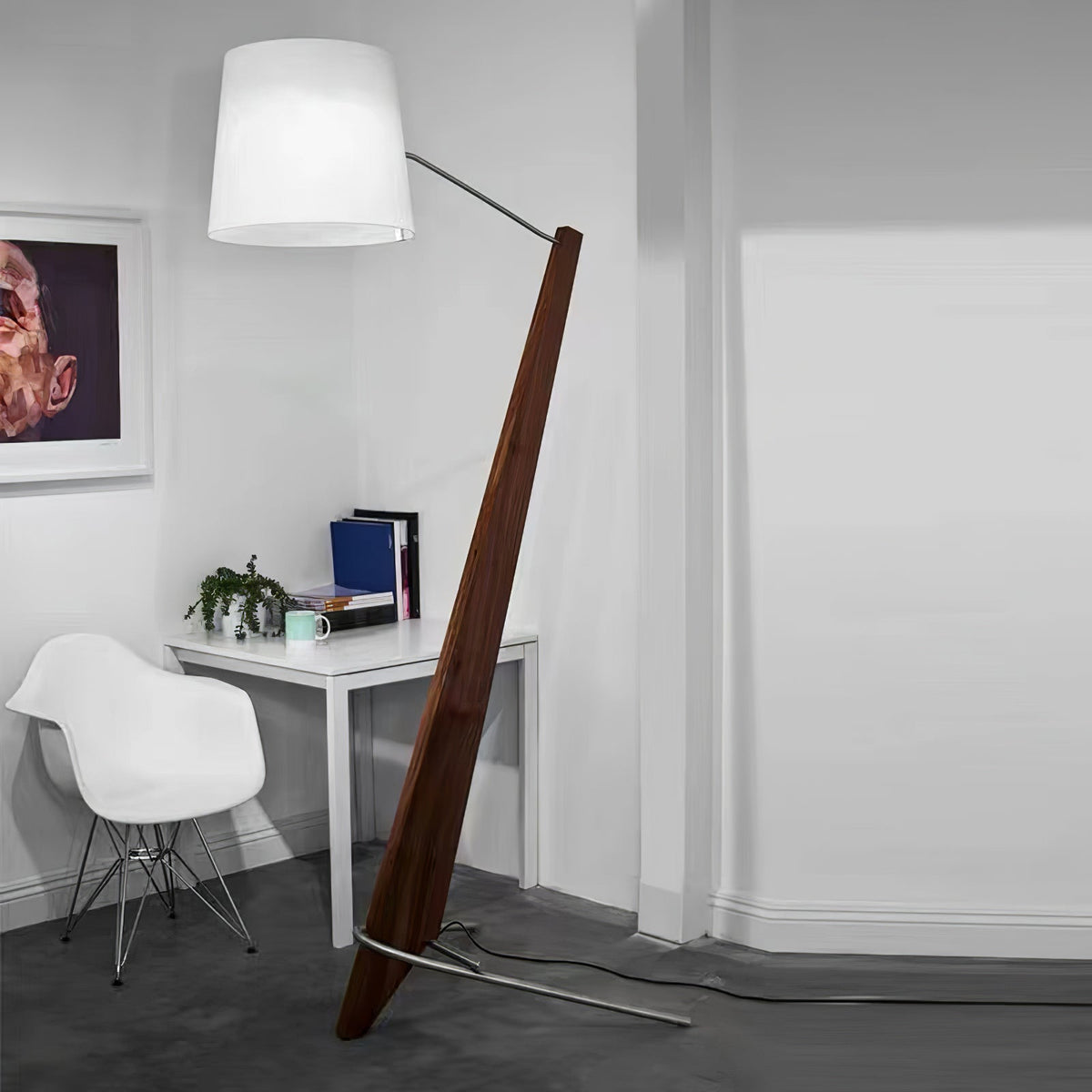 Vyran Stehleuchte aus Holz und Stoff