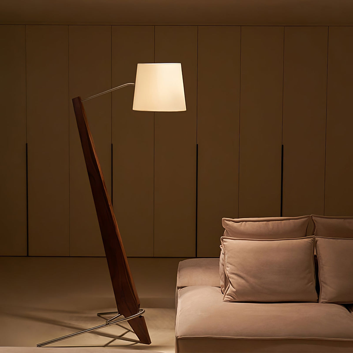 Vyran Stehleuchte aus Holz und Stoff