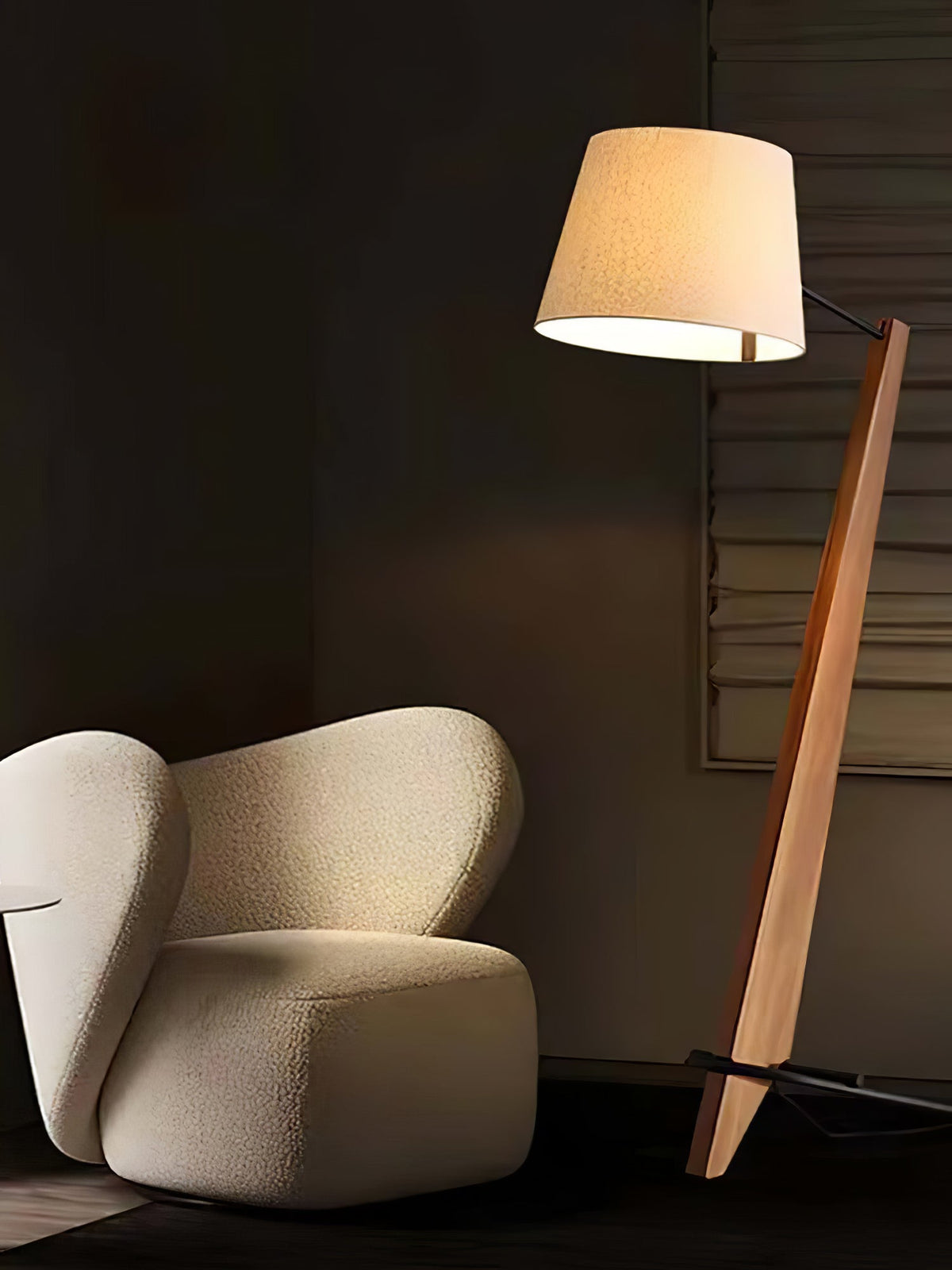 Vyran Stehleuchte aus Holz und Stoff