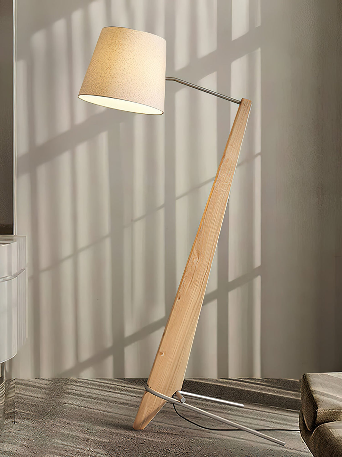 Vyran Stehleuchte aus Holz und Stoff
