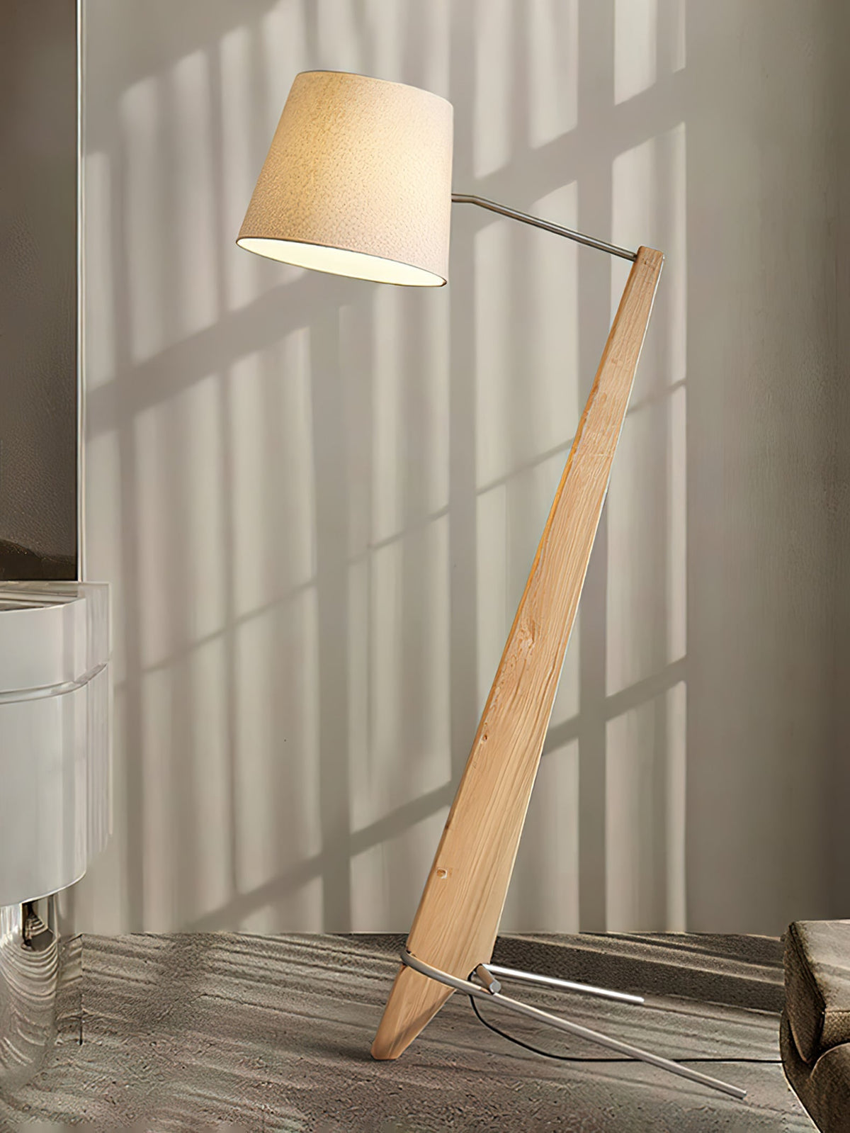 Vyran Stehleuchte aus Holz und Stoff