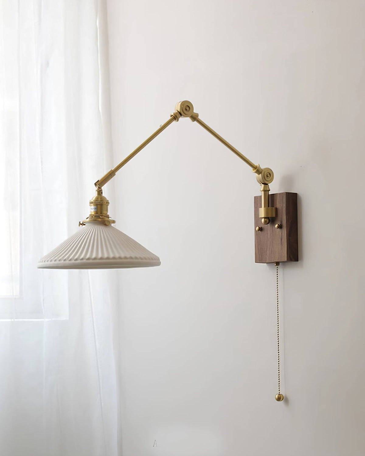 Wandleuchte mit verstellbarem Arm, gefalteter Schirm und Nussbaumfuß im Vintage-Stil