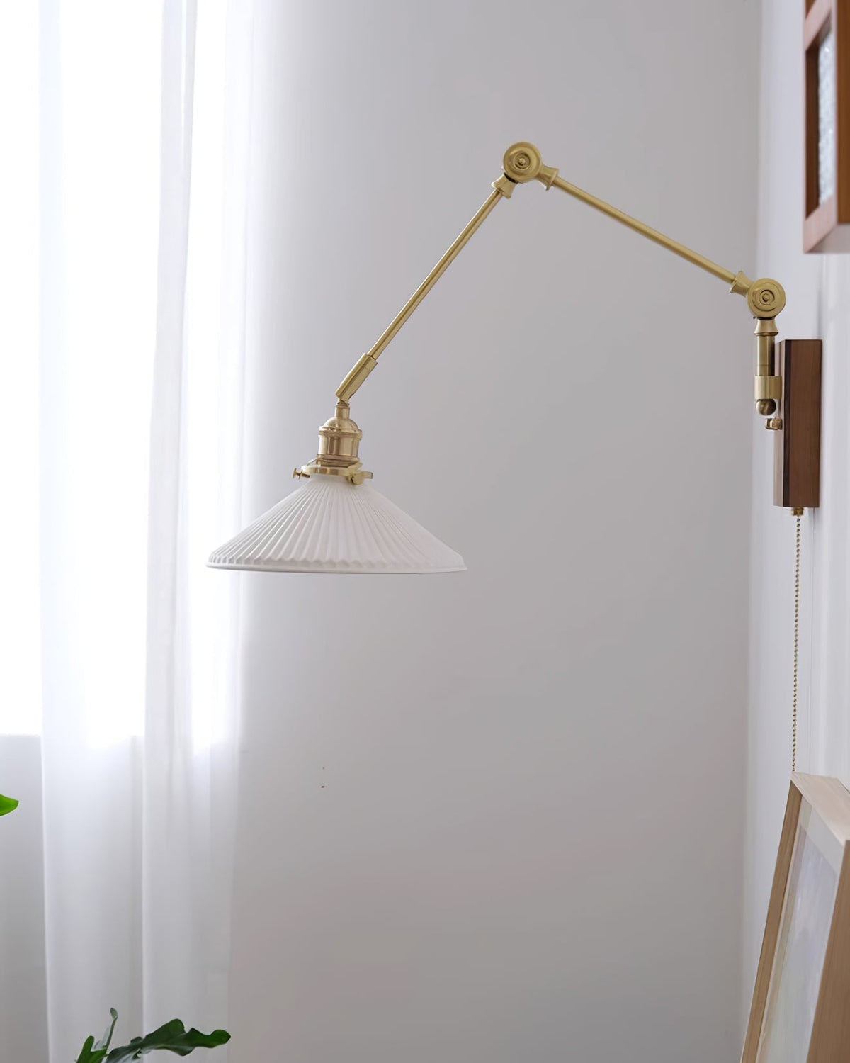 Wandleuchte mit verstellbarem Arm, gefalteter Schirm und Nussbaumfuß im Vintage-Stil