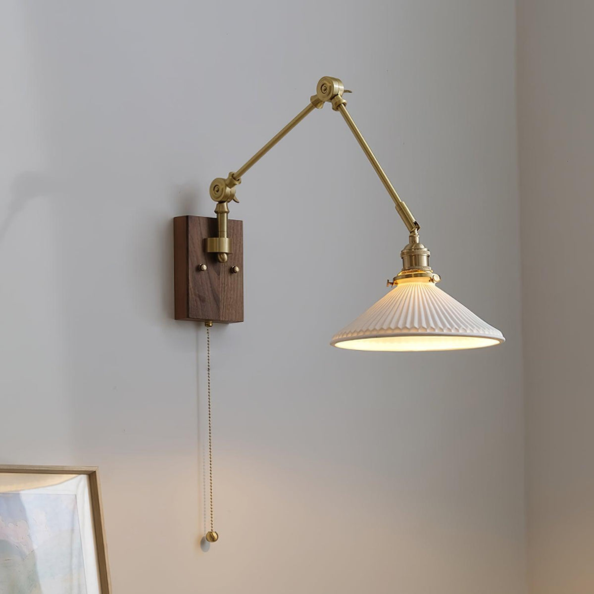 Wandleuchte mit verstellbarem Arm, gefalteter Schirm und Nussbaumfuß im Vintage-Stil