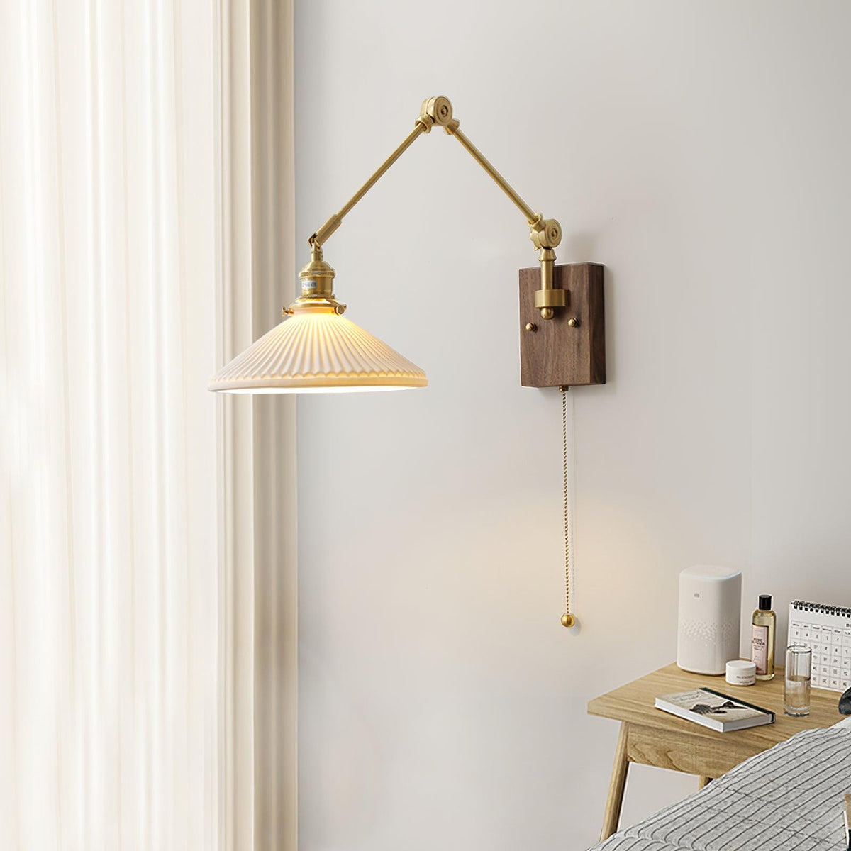 Wandleuchte mit verstellbarem Arm, gefalteter Schirm und Nussbaumfuß im Vintage-Stil