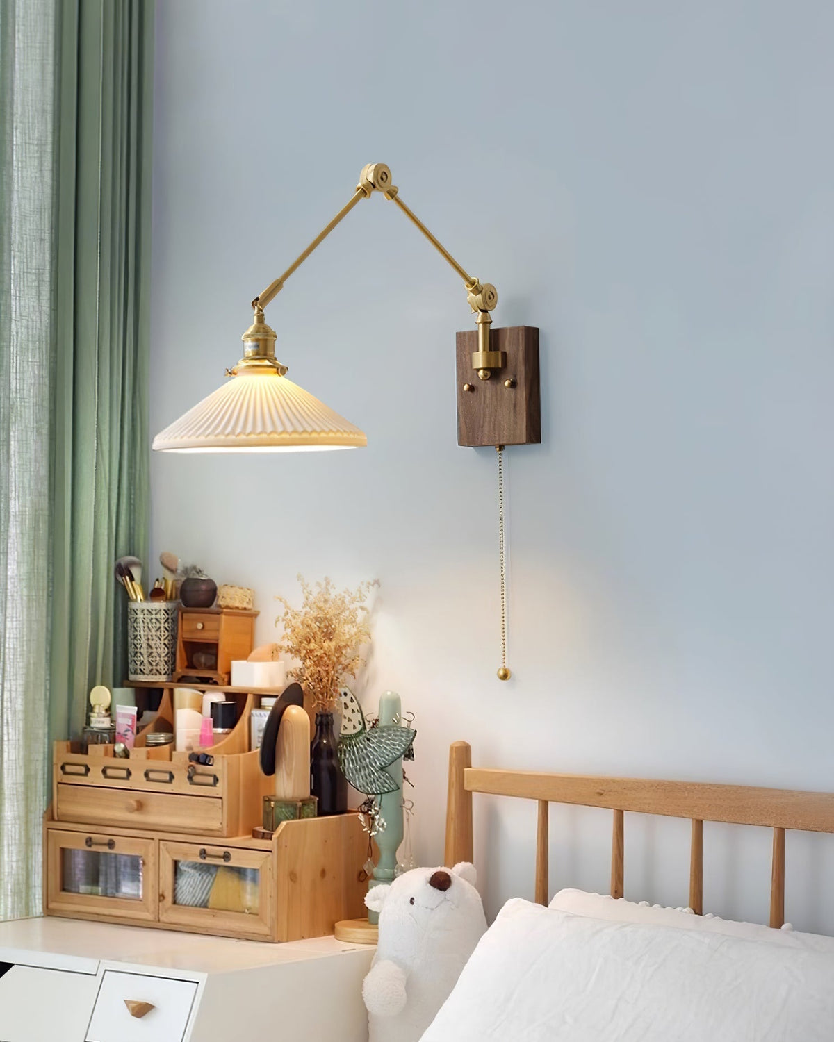 Wandleuchte mit verstellbarem Arm, gefalteter Schirm und Nussbaumfuß im Vintage-Stil