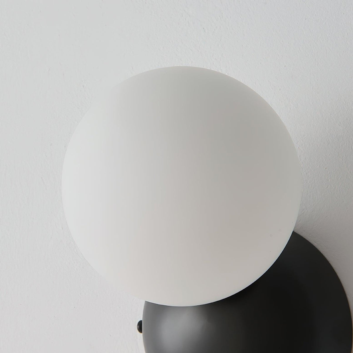 Velirina Kugel aus Glas und Messing Wandleuchte