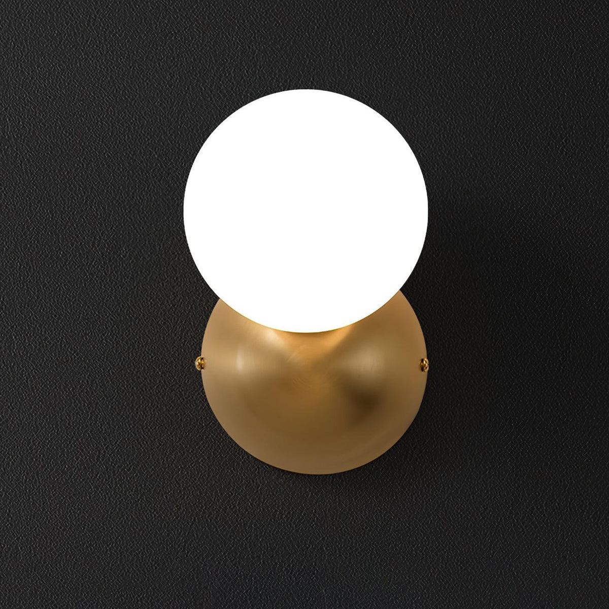 Velirina Kugel aus Glas und Messing Wandleuchte