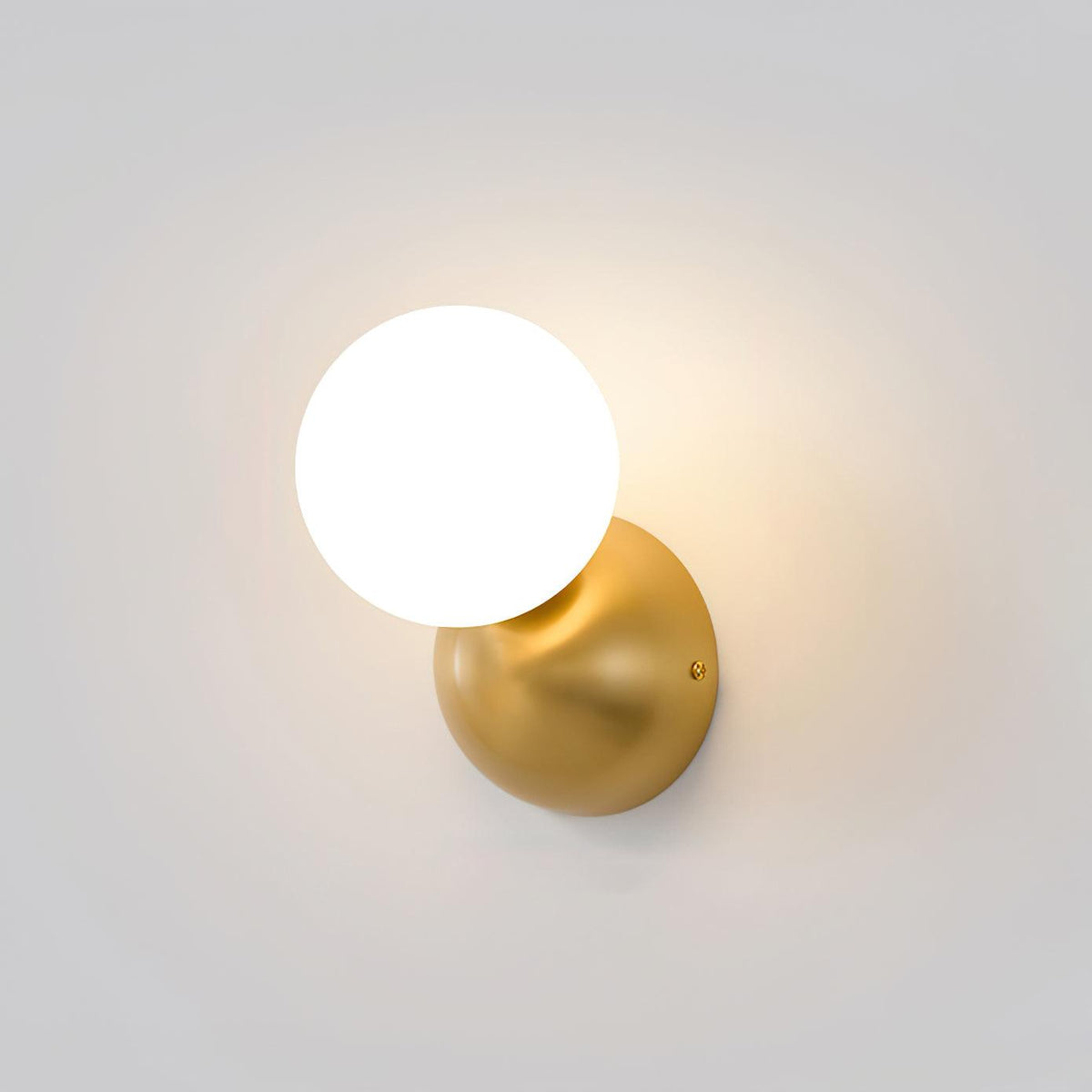 Velirina Kugel aus Glas und Messing Wandleuchte
