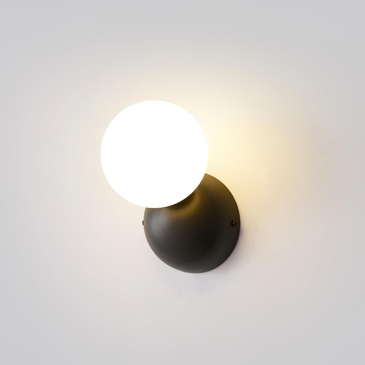 Velirina Kugel aus Glas und Messing Wandleuchte