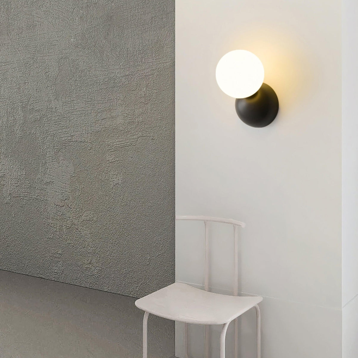 Velirina Kugel aus Glas und Messing Wandleuchte