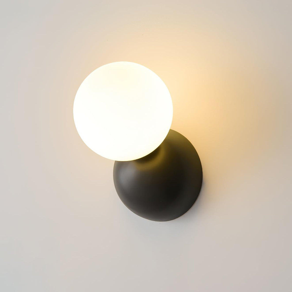 Velirina Kugel aus Glas und Messing Wandleuchte