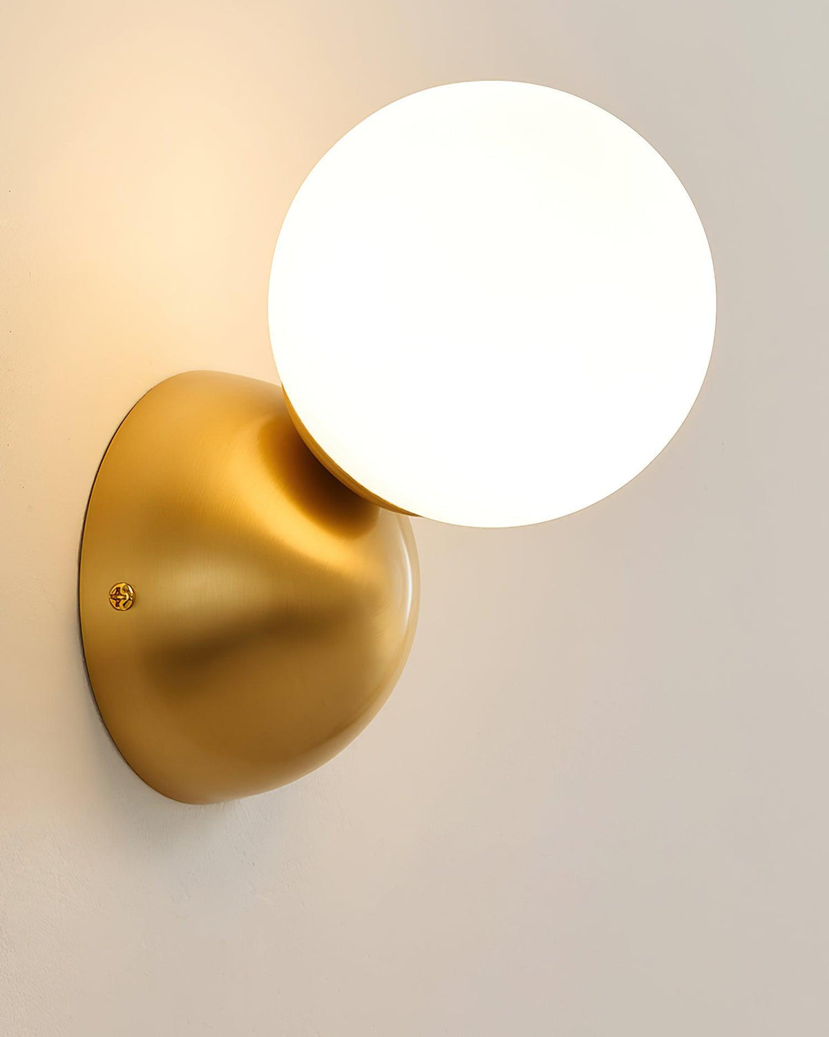Velirina Kugel aus Glas und Messing Wandleuchte