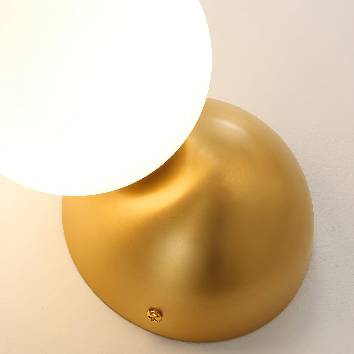 Velirina Kugel aus Glas und Messing Wandleuchte