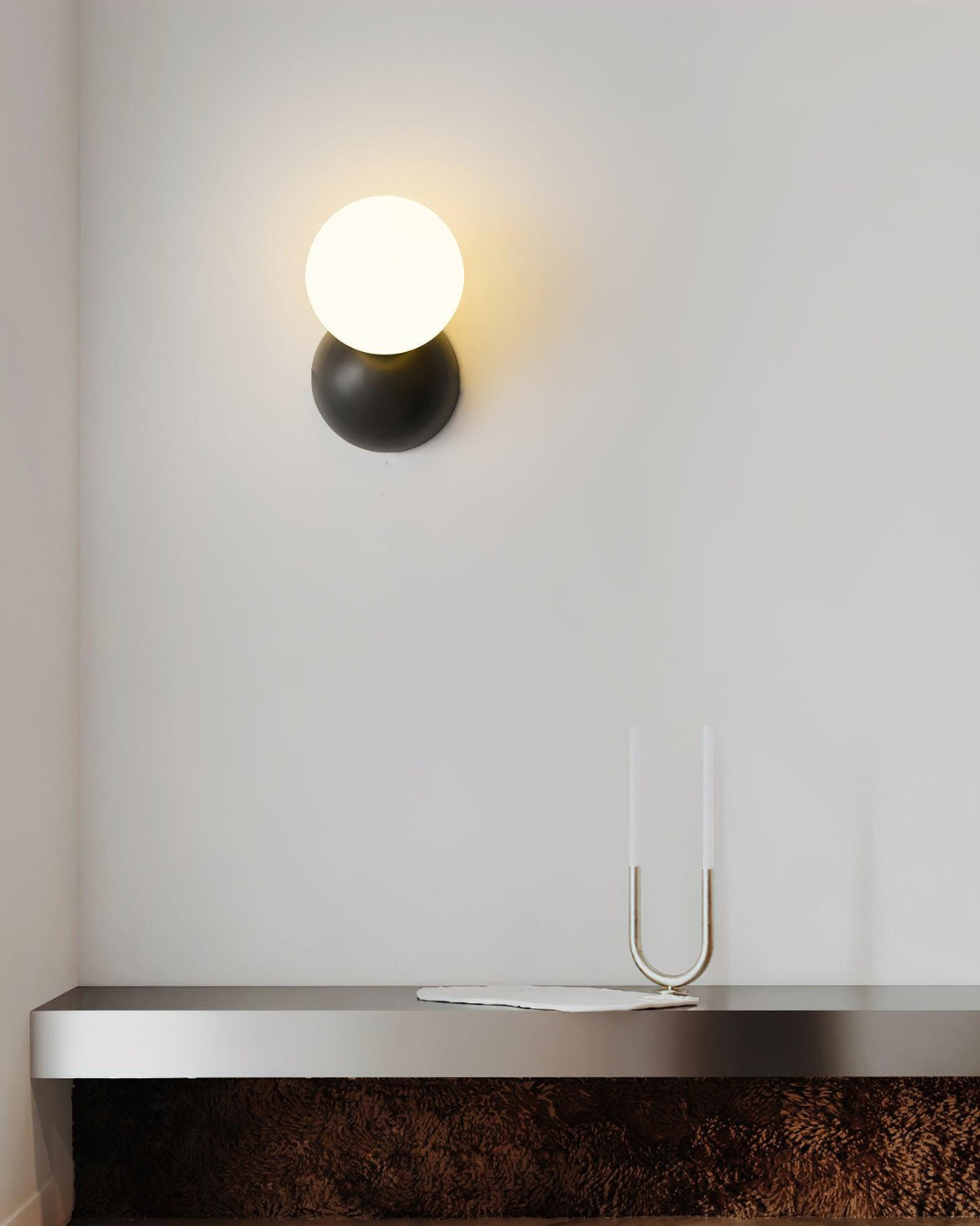 Velirina Kugel aus Glas und Messing Wandleuchte