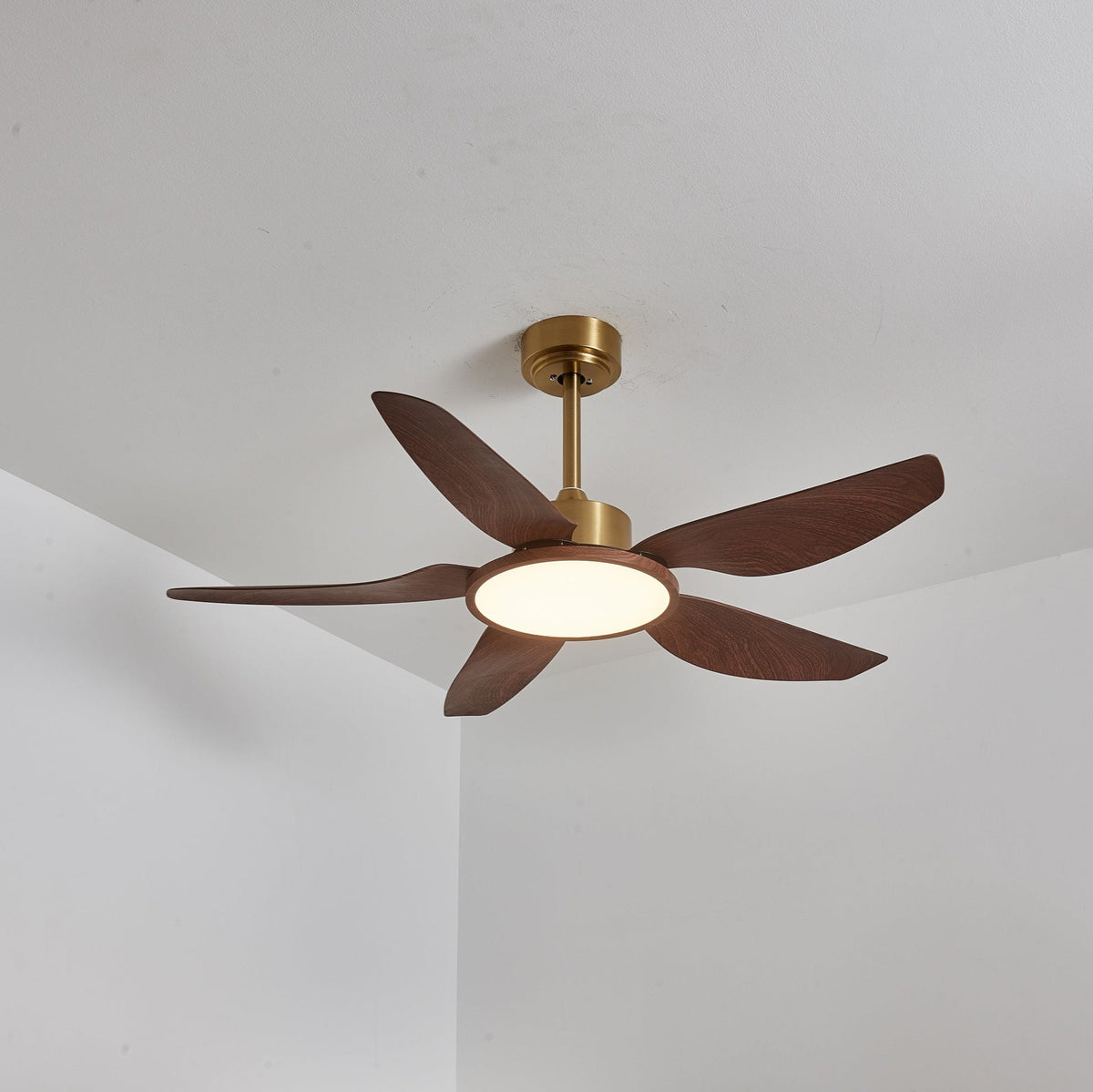 Sylenel Deckenventilator mit Beleuchtung aus Holz in Messingoptik