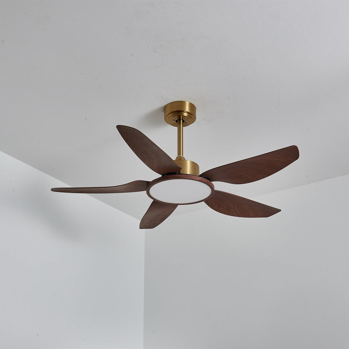 Sylenel Deckenventilator mit Beleuchtung aus Holz in Messingoptik