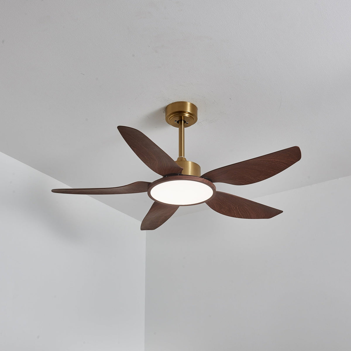 Sylenel Deckenventilator mit Beleuchtung aus Holz in Messingoptik