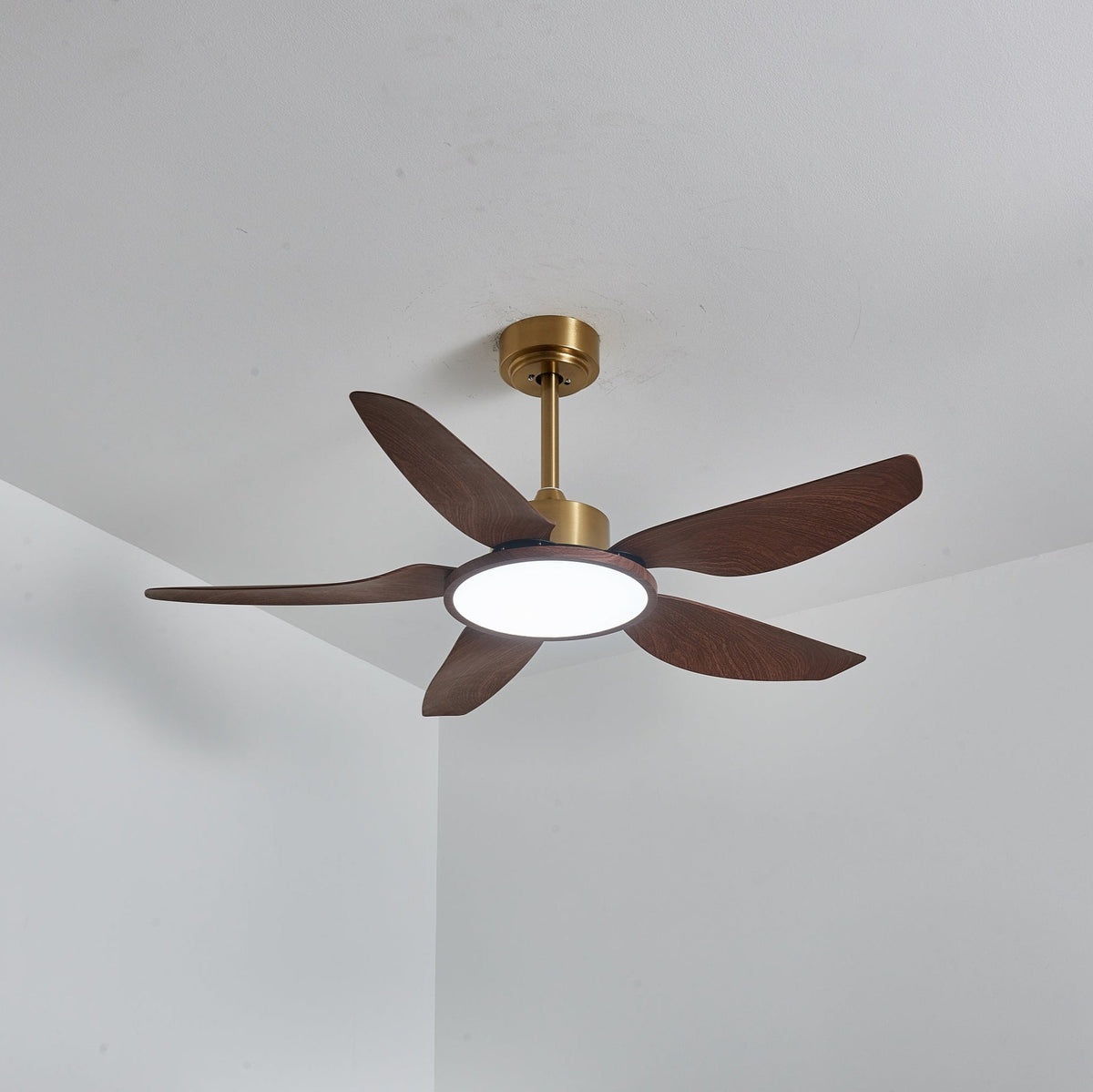 Sylenel Deckenventilator mit Beleuchtung aus Holz in Messingoptik
