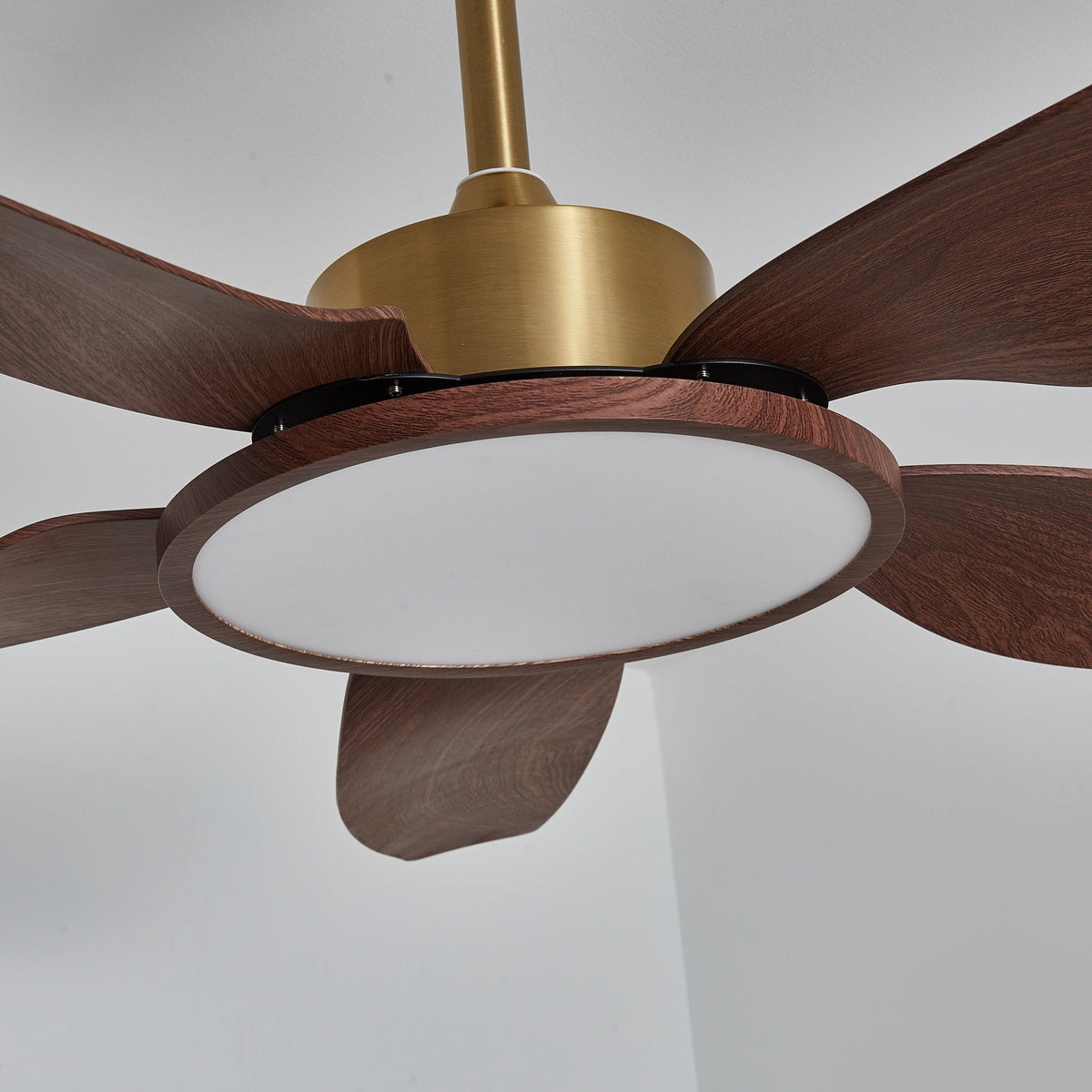 Sylenel Deckenventilator mit Beleuchtung aus Holz in Messingoptik