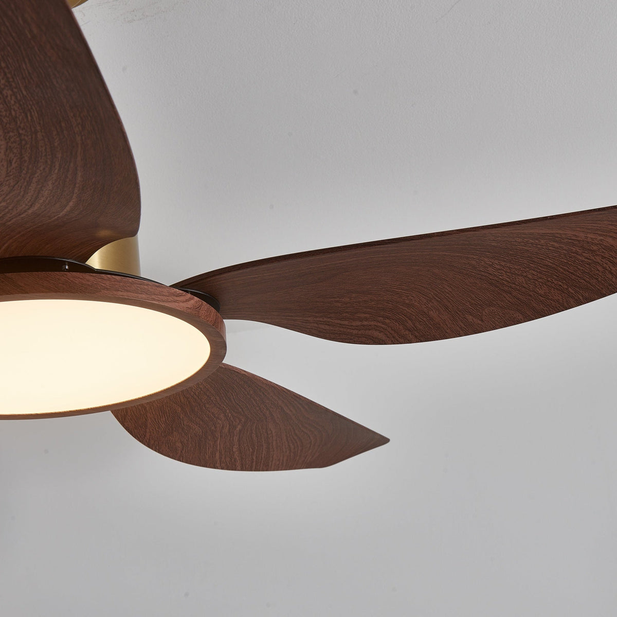 Sylenel Deckenventilator mit Beleuchtung aus Holz in Messingoptik