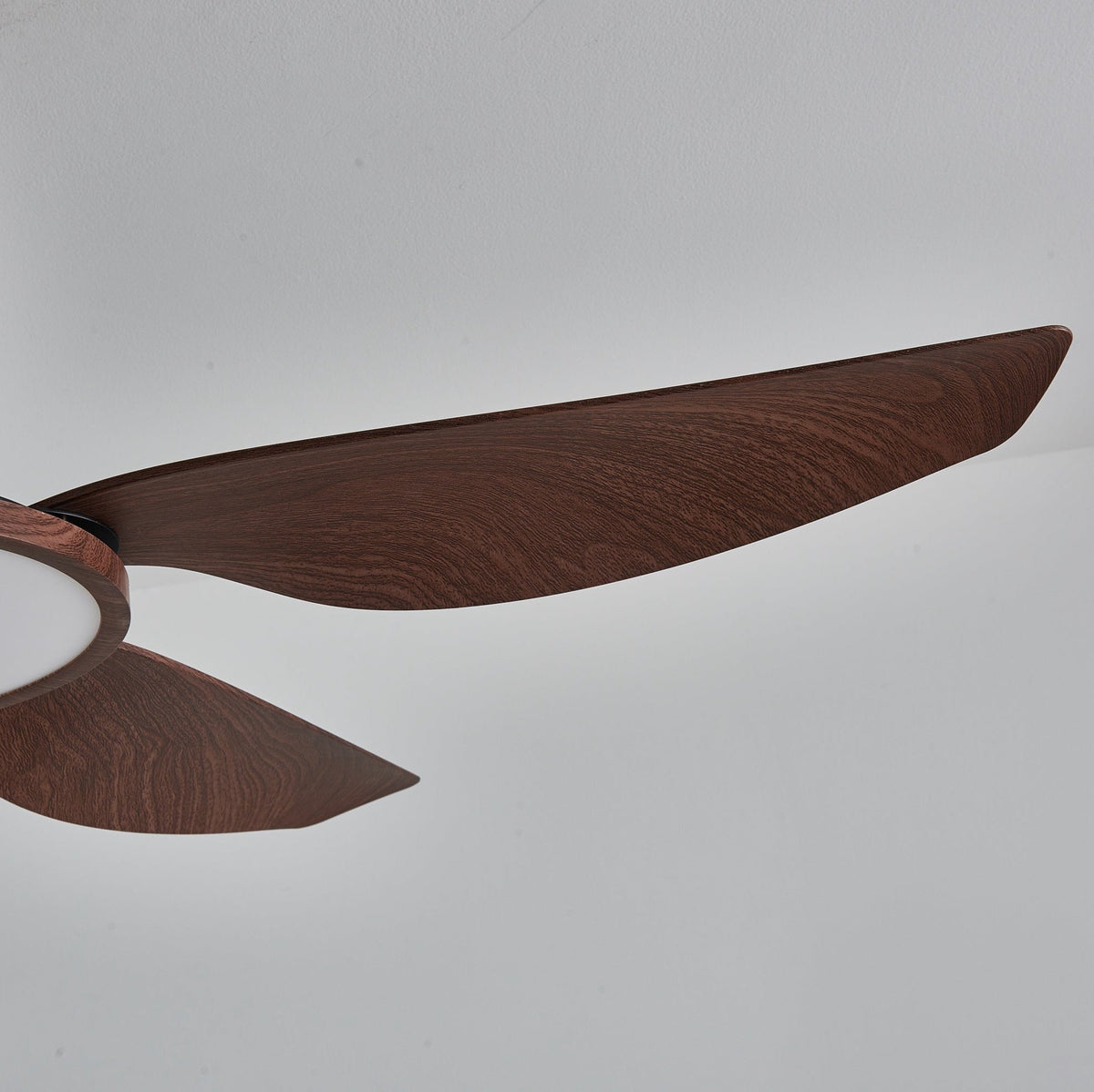 Sylenel Deckenventilator mit Beleuchtung aus Holz in Messingoptik