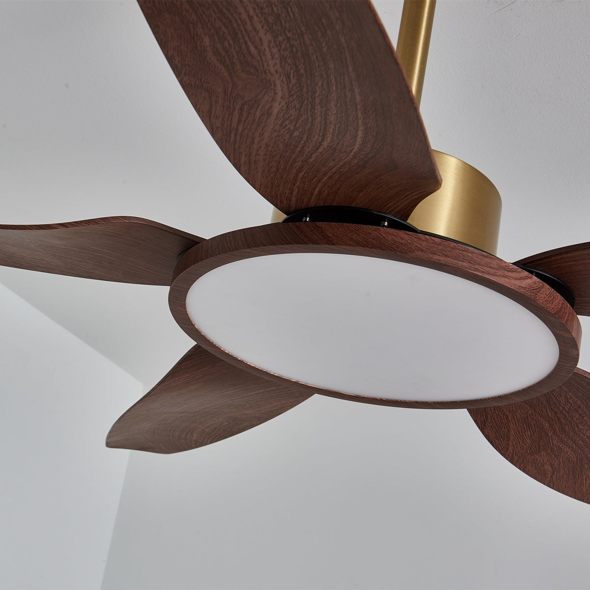 Sylenel Deckenventilator mit Beleuchtung aus Holz in Messingoptik