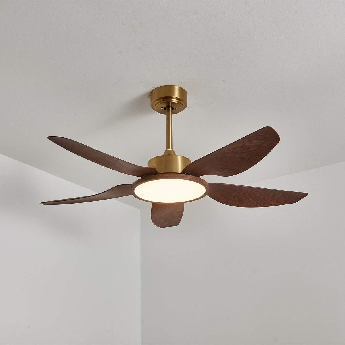 Sylenel Deckenventilator mit Beleuchtung aus Holz in Messingoptik