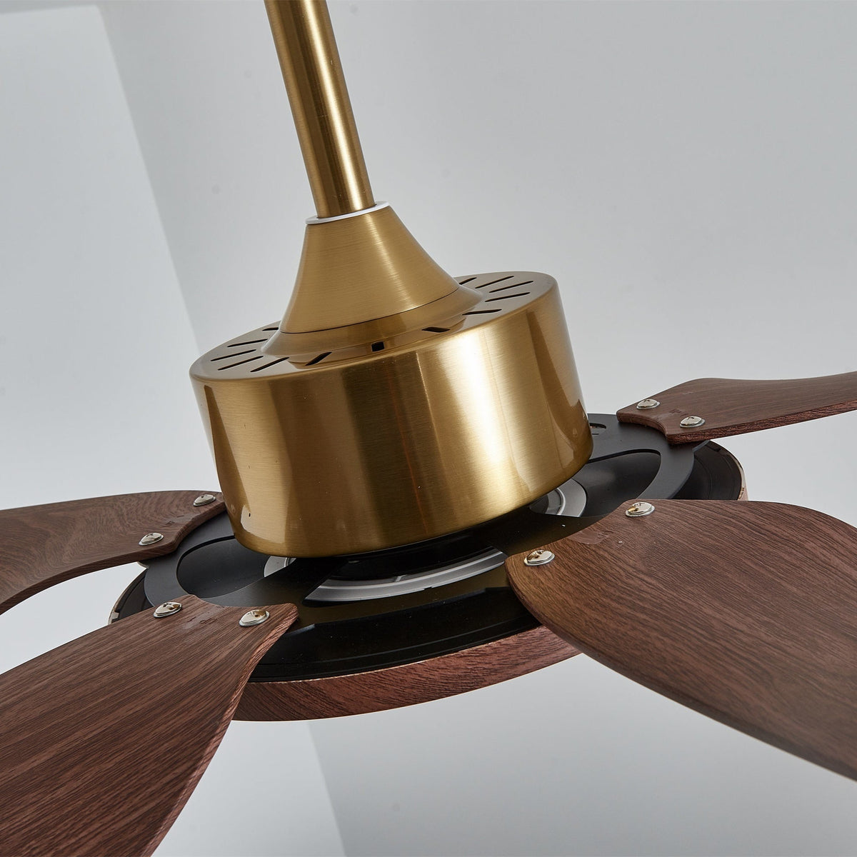Sylenel Deckenventilator mit Beleuchtung aus Holz in Messingoptik
