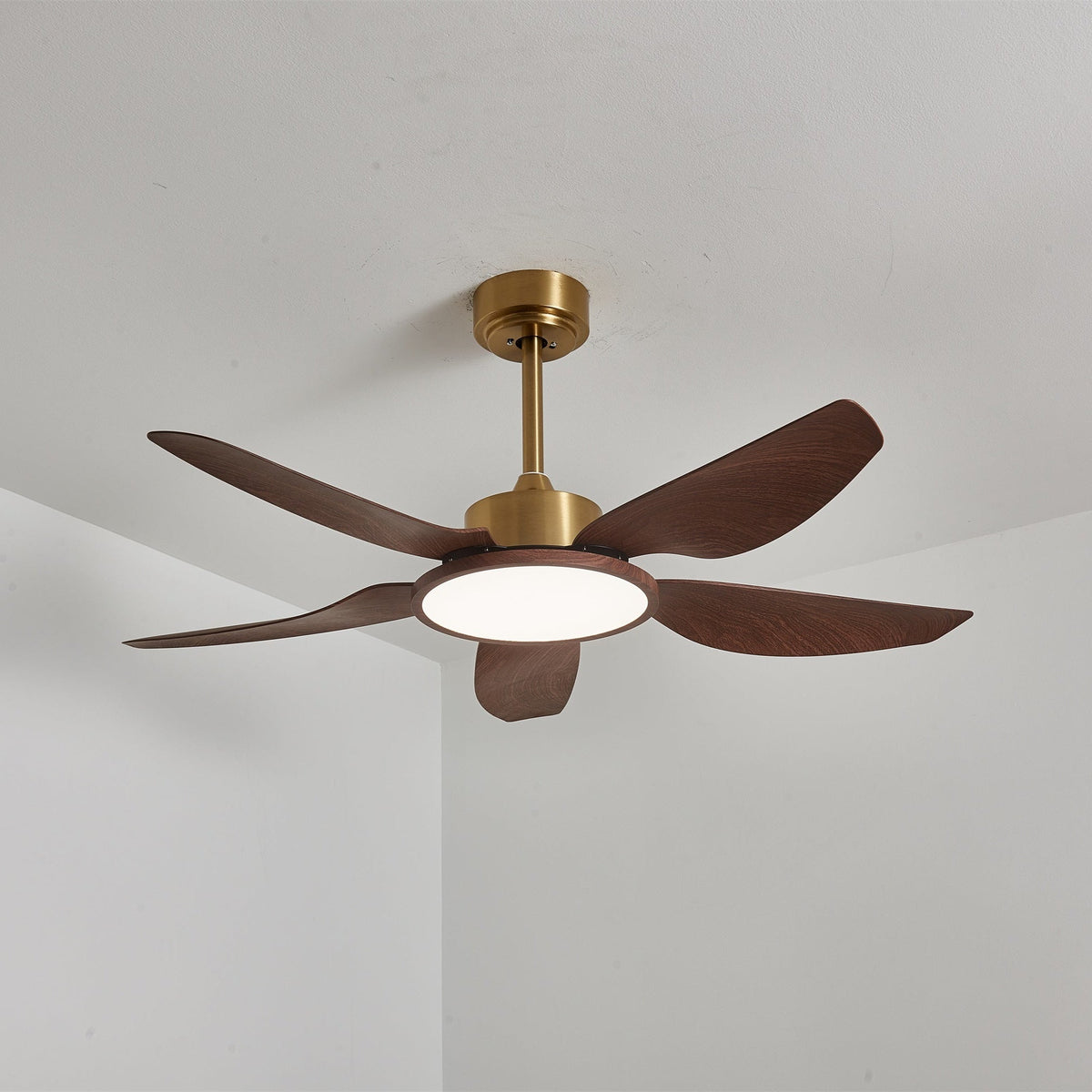 Sylenel Deckenventilator mit Beleuchtung aus Holz in Messingoptik