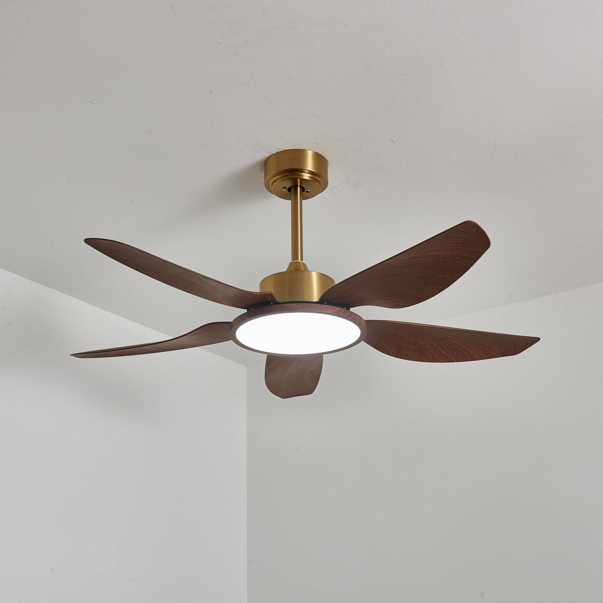 Sylenel Deckenventilator mit Beleuchtung aus Holz in Messingoptik