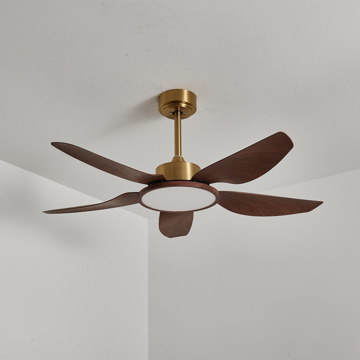 Sylenel Deckenventilator mit Beleuchtung aus Holz in Messingoptik