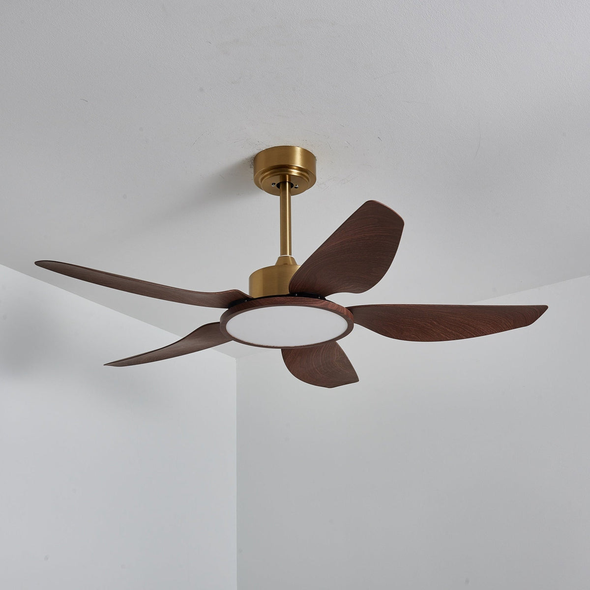 Sylenel Deckenventilator mit Beleuchtung aus Holz in Messingoptik