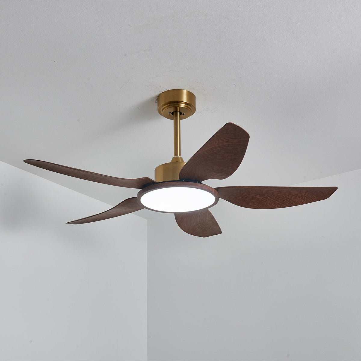 Sylenel Deckenventilator mit Beleuchtung aus Holz in Messingoptik