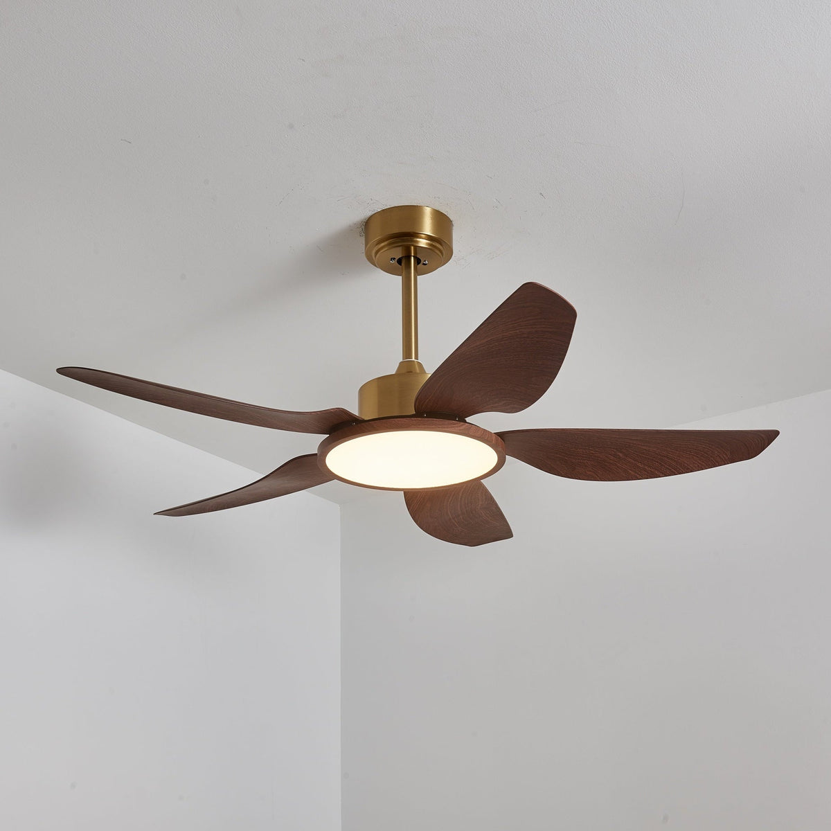 Sylenel Deckenventilator mit Beleuchtung aus Holz in Messingoptik