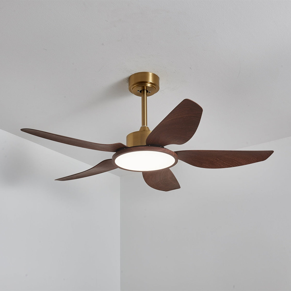 Sylenel Deckenventilator mit Beleuchtung aus Holz in Messingoptik