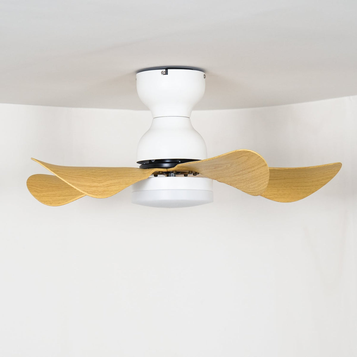 Elvanelle Deckenventilator mit Beleuchtung aus Holz