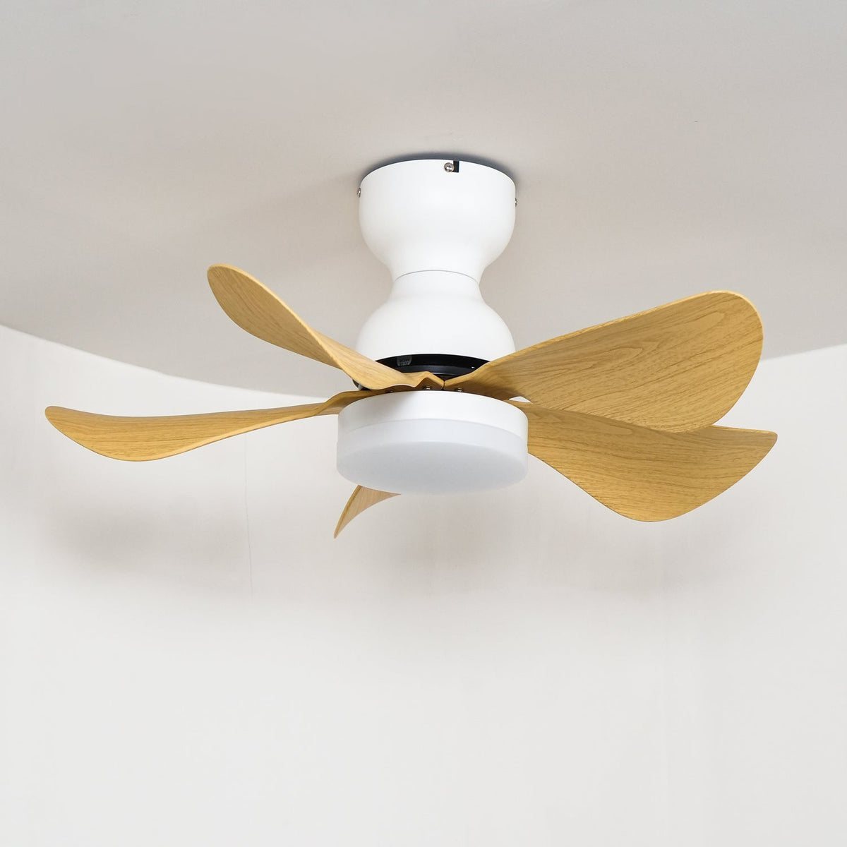 Elvanelle Deckenventilator mit Beleuchtung aus Holz