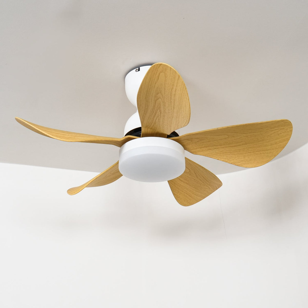 Elvanelle Deckenventilator mit Beleuchtung aus Holz