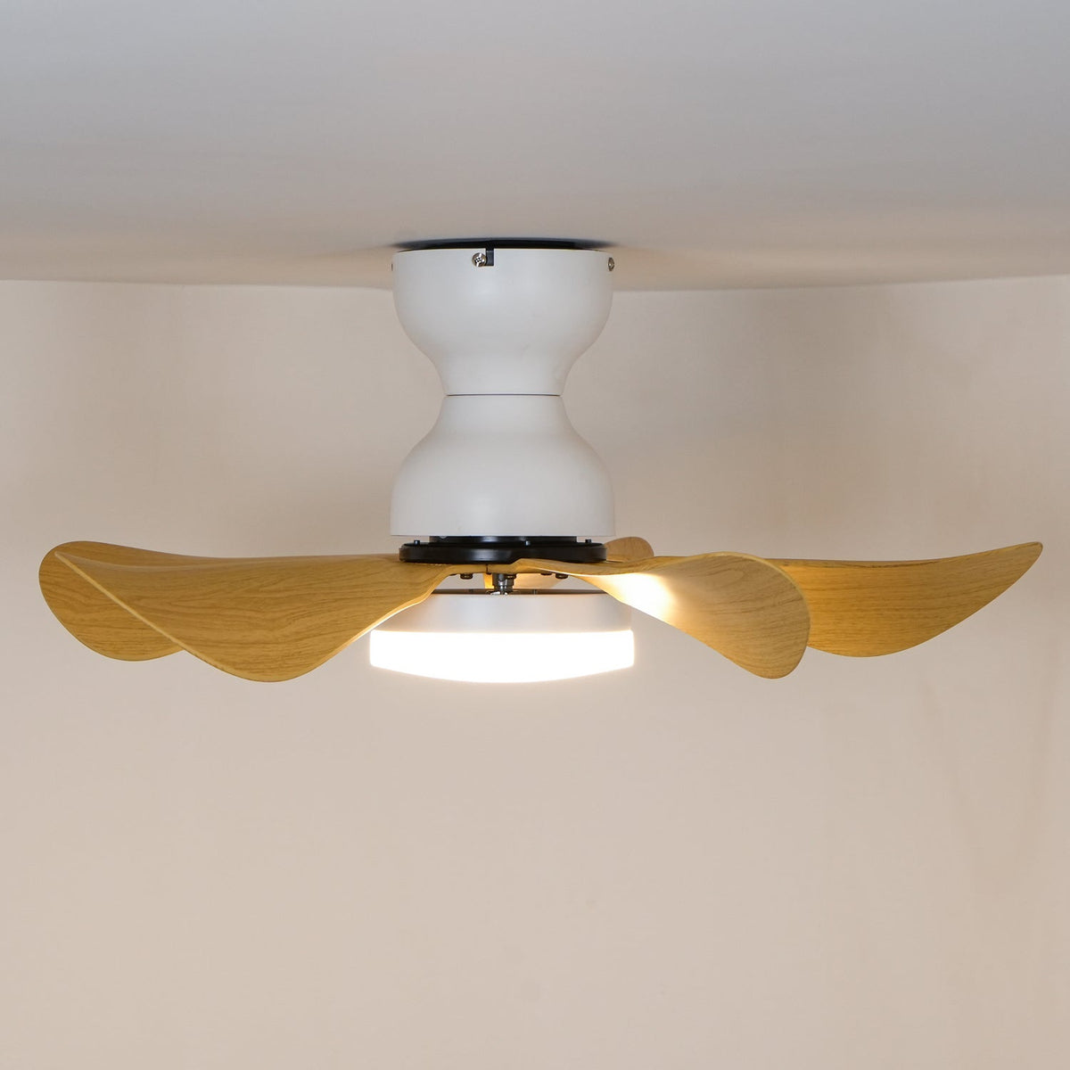 Elvanelle Deckenventilator mit Beleuchtung aus Holz