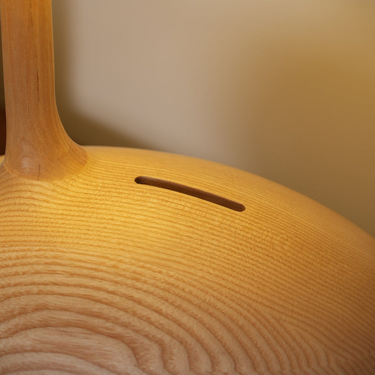 Brixten Tischleuchte aus Holz und Stoff