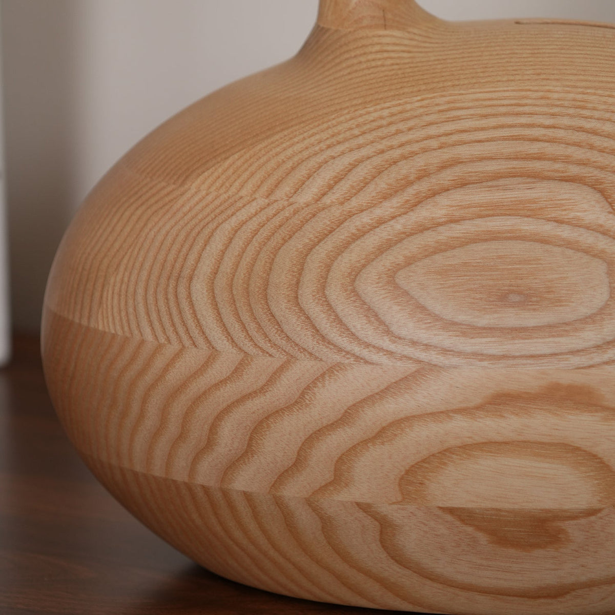 Brixten Tischleuchte aus Holz und Stoff