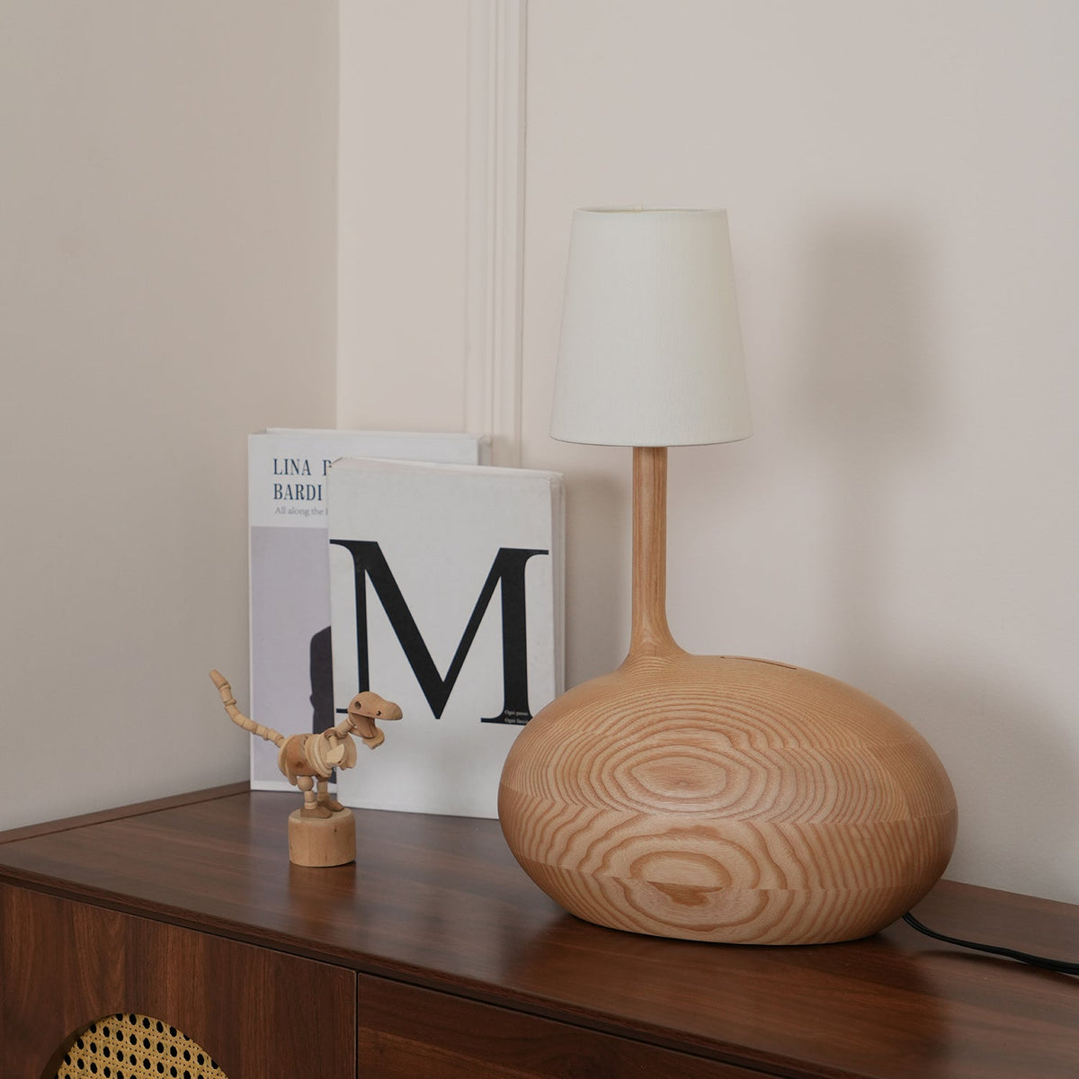 Brixten Tischleuchte aus Holz und Stoff