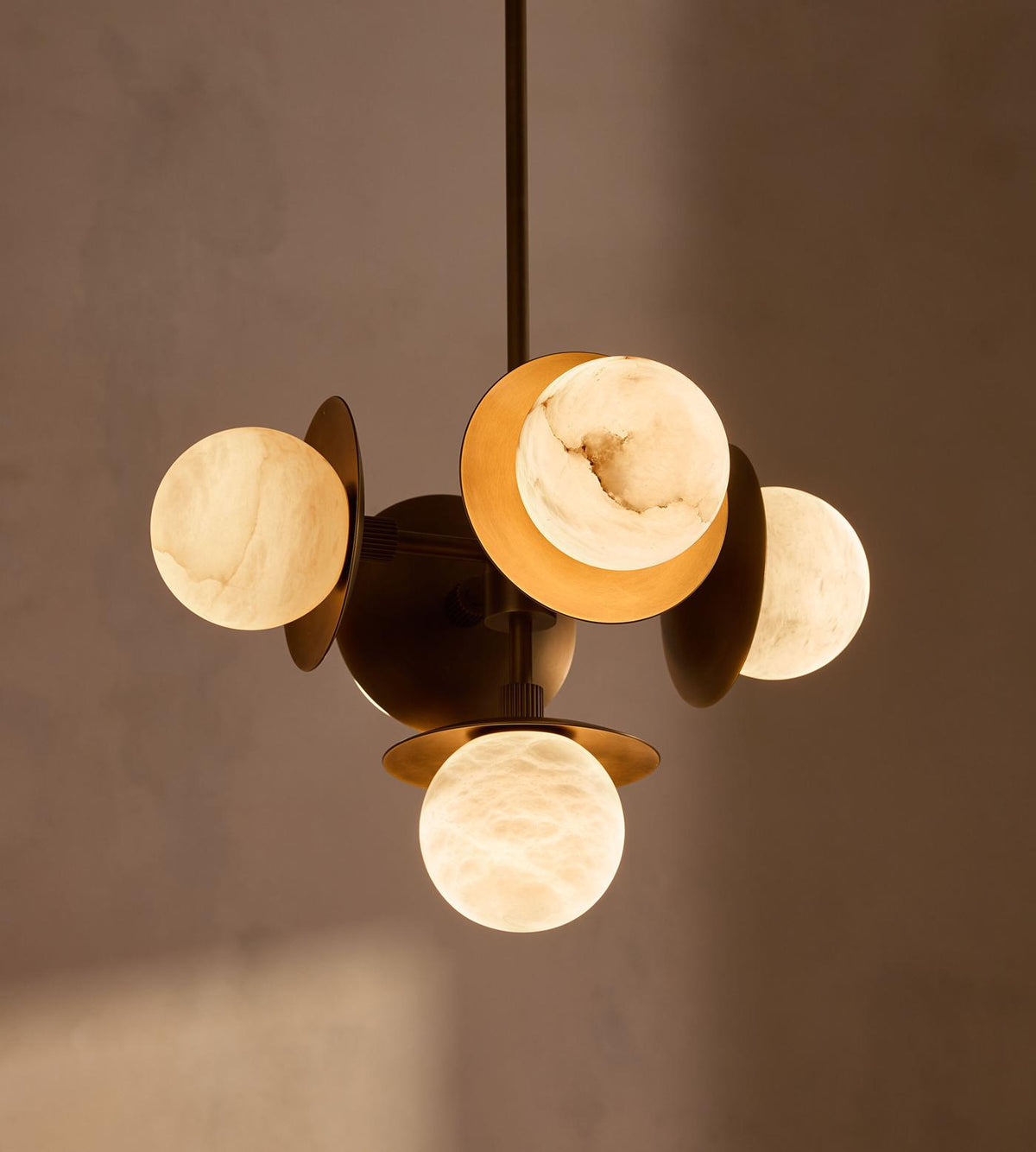 Avenoian Kronleuchter aus Alabaster in Kugelgestalt