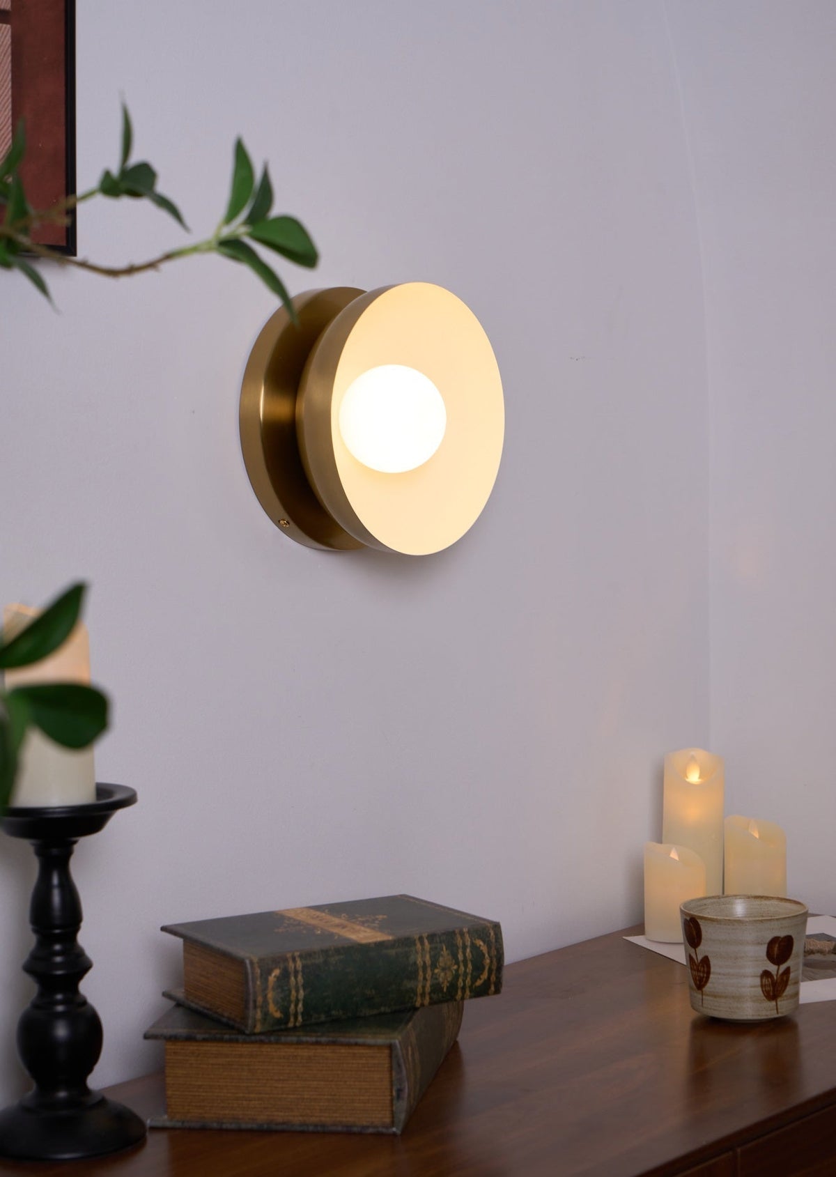 Eirearia zeitgenössische minimalistische Solar-Eclipse-Messing-Glas-Wandleuchte