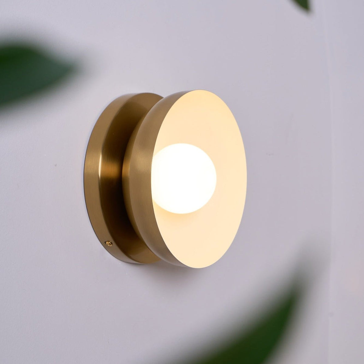 Eirearia zeitgenössische minimalistische Solar-Eclipse-Messing-Glas-Wandleuchte