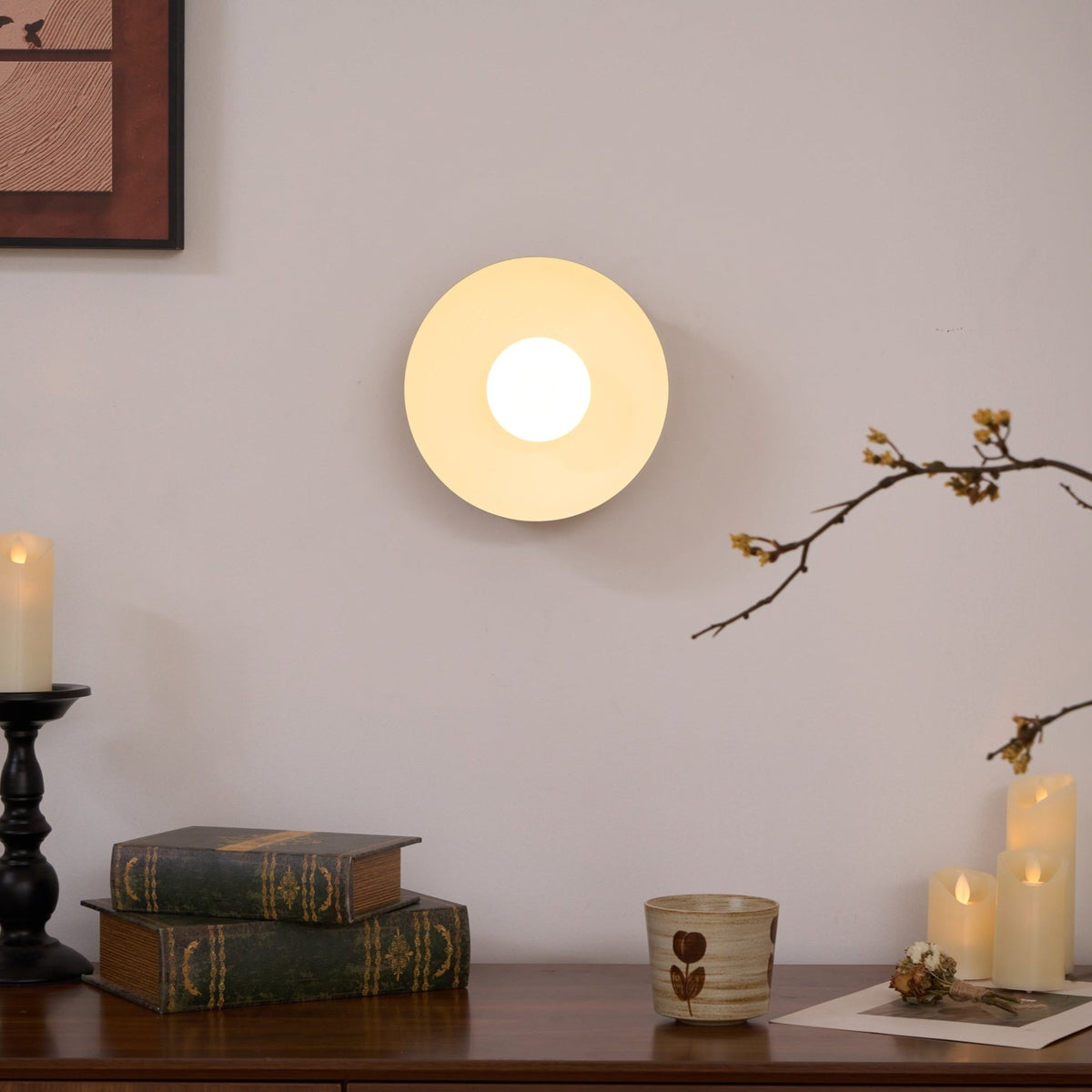 Eirearia zeitgenössische minimalistische Solar-Eclipse-Messing-Glas-Wandleuchte