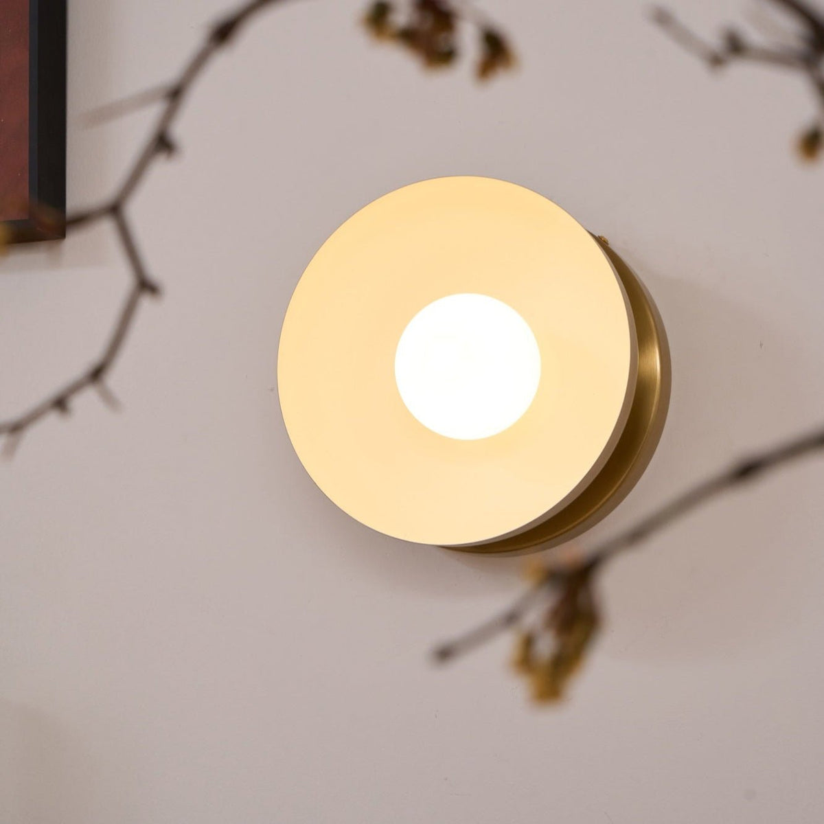 Eirearia zeitgenössische minimalistische Solar-Eclipse-Messing-Glas-Wandleuchte