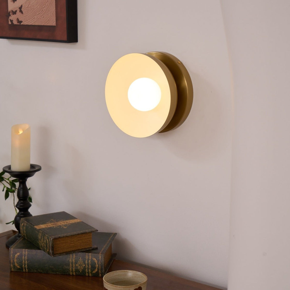 Eirearia zeitgenössische minimalistische Solar-Eclipse-Messing-Glas-Wandleuchte