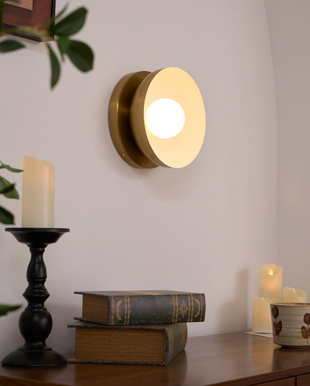 Eirearia zeitgenössische minimalistische Solar-Eclipse-Messing-Glas-Wandleuchte